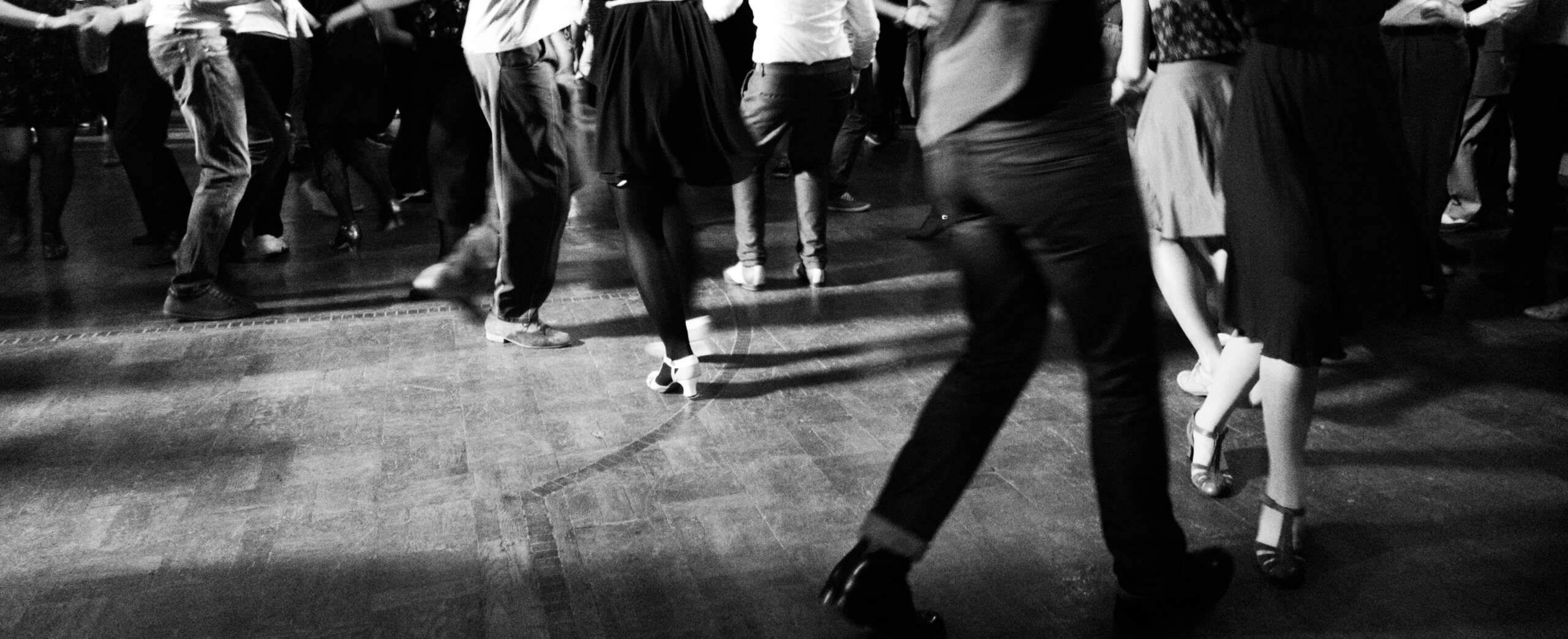 swing-dancers-in-the-ballroom-vintage-style_t20_6lrjQv